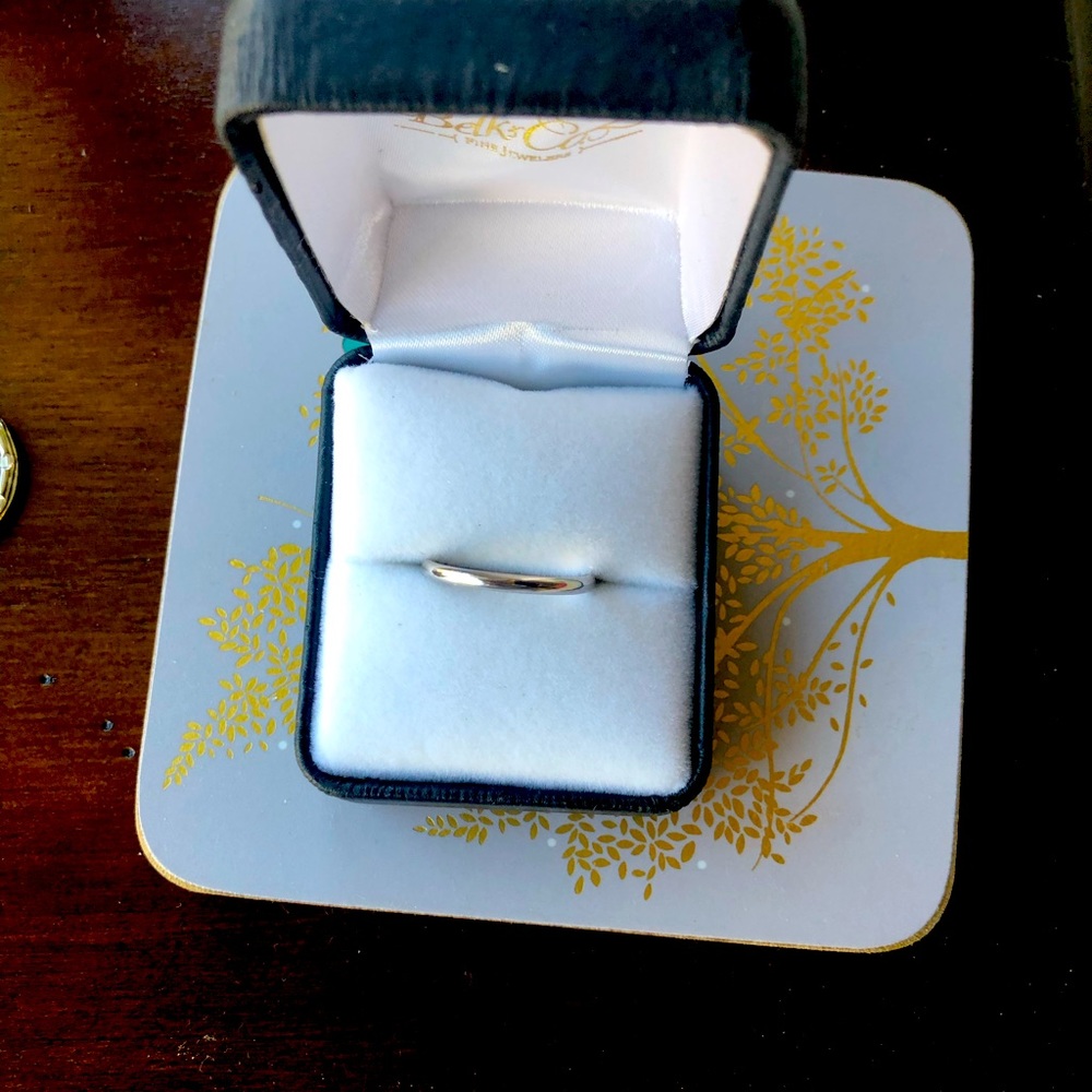 14k White Gold 2MM band. Never worn!